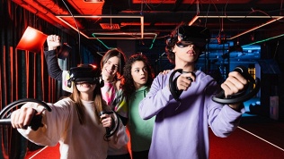 Игра в шлеме на VR-арене в парке виртуальной реальности Ethereal VR