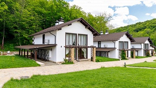 Отдых с завтраком и посещением бассейна в парк-отеле «Орлиное гнездо»