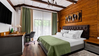 Отдых с завтраком и посещением бассейна в парк-отеле «Орлиное гнездо»