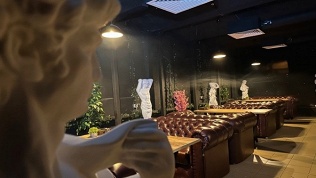 Меню, напитки и паровые коктейли в баре Zizi Lounge