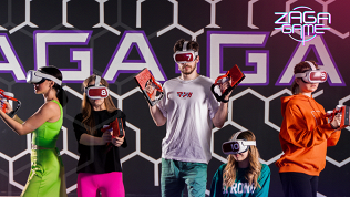 Игра в шлеме на VR-арене в клубе виртуальной реальности Zaga Game