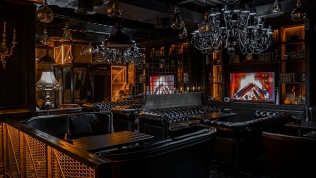 Меню, напитки и паровые коктейли в лаундж-баре Tangiers Lounge