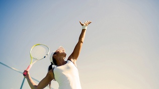 Игра в большой теннис на корте в теннисном клубе «Ореховая роща»