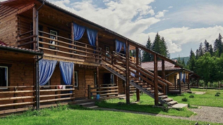 Проживание в благоустроенном гостевом доме на базе отдыха Narva Club