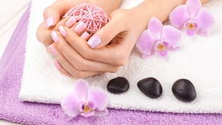 Маникюр и педикюр с покрытием гель-лаком в ногтевой студии Lila Beauty Lab