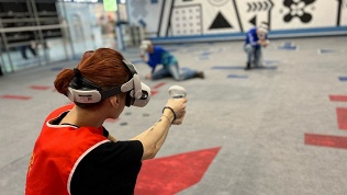 Игра в шлеме в VR-клубе виртуальной реальности CyberStrike