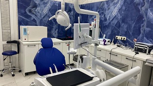 Чистка зубов, лечение кариеса в стоматологической клинике Dentist R&T