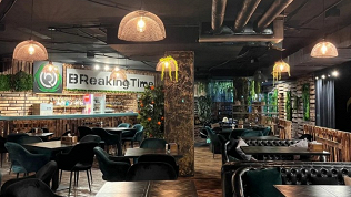 Всё меню кухни, напитки и паровые коктейли в баре Breaking Time Lounge
