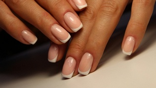 Маникюр и педикюр с покрытием гель-лаком от Nails Podology