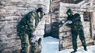 Игра в пейнтбол, лазертаг
