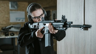 Стрельба из автомата, пистолета и лука в клубах Shooter