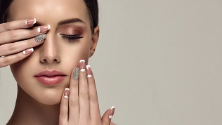 Маникюр и педикюр с покрытием гель-лаком в студии красоты Kami_Beauty