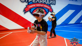 Игра в шлеме виртуальной реальности на VR-арене в клубе «Стреляндия»