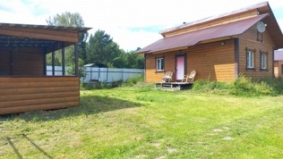 Отдых на берегу реки в окружении леса в экокомплексе «Речная Заимка»