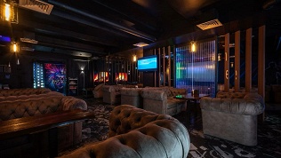 Все напитки и паровые коктейли в баре Einstein Lounge за полцены