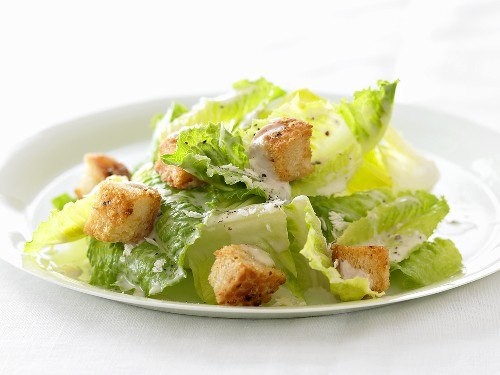 Салат цезарь с курицей с майонезом Салат цезарь с курицей с майонезом