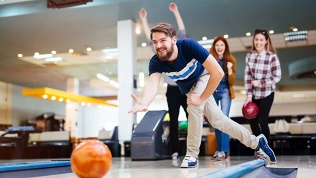 4 часа игры в боулинг в центре развлечений в торговом комплексе «Питер»
