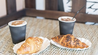 Всё меню напитков и десерты в кофейне «Добросовушка» за полцены