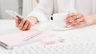 Маникюр и педикюр с покрытием гель-лаком в салоне 21Beauty