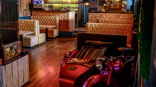 Напитки, паровые коктейли и меню кухни в лаундж-баре HS Lounge