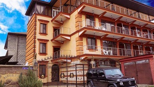 Отдых с панорамным видом на горы и город в арт-отеле «Миракль»