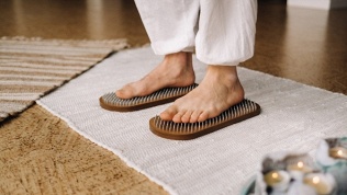 Стояние на гвоздях, занятия йогой в центре Pro Balance