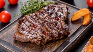 Всё меню кухни в гриль-баре «Елка & Шишки» за полцены