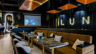 Напитки и паровые коктейли в баре MID & MID LUNA Lounge & Gastro Bar