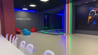 Игры на световом полу в игровой «Имба Лава»