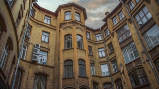 Экскурсия по дворам, парадным от компании «Петрополь»