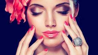 Маникюр и педикюр с покрытием гель-лаком в салоне красоты Людмилы Черкас