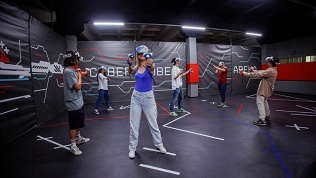 Игра в клубе виртуальной реальности Cyber Cube VR Arena