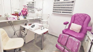 Маникюр и педикюр с покрытием гель-лаком в студии Valencia