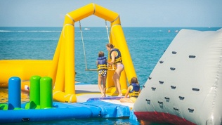 Безлимитное или часовое посещение в открытом море аквапарка AquaHit