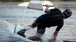 Катание на вейкборде, водных лыжах или вейкскейте от Dolwake