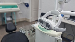 УЗ-чистка зубов и процедура AirFlow в центре «Знакомый доктор»