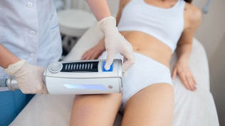 Роликовый массаж с термокомпрессией в студии коррекции фигуры Estetica