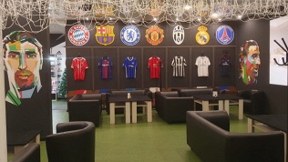 Закуски с пенным напитком в баре «Лига чемпиона»