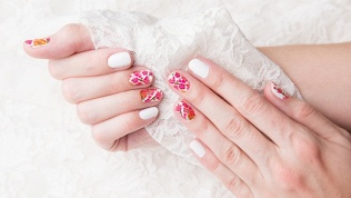 Маникюр и педикюр с покрытием гель-лаком в студии «Огоньброви»