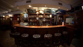 Меню кухни и напитки в ирландском пабе Tara Brooch