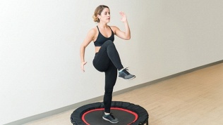 Занятия джампинг-фитнесом на мини-батутах в студии Jumping34vlz