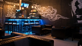 Lounge & Cinema Bar