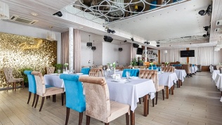 Всё меню и напитки в панорамном ресторане «Залив»