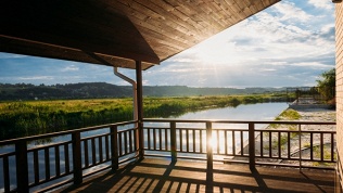 Отдых на берегу реки в усадьбе «Уваринка»