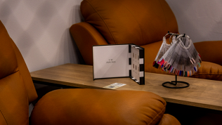 Маникюр и педикюр с покрытием гель-лаком в студии «Hub. Точка притяжения»