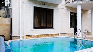 Отдых в Сочи с подогреваемым бассейном и кухней в отеле «Виноград»