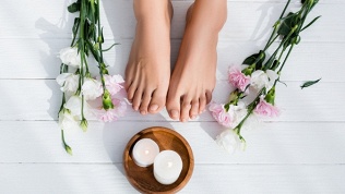 Комбинированный маникюр и педикюр в салоне красоты «Тет-а-тет»