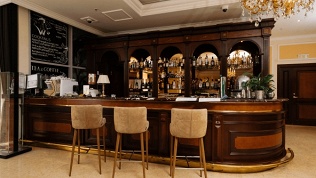 Коктейльная вечеринка в лобби-баре «Суворовский» в Grand Hotel Emerald