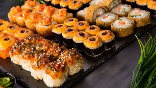 Пицца или сет из роллов от службы доставки Vasabi