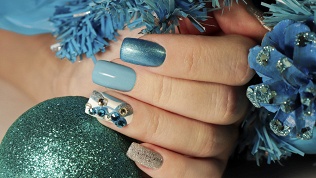 Аппаратный маникюр с покрытием в студии «Матрешки»